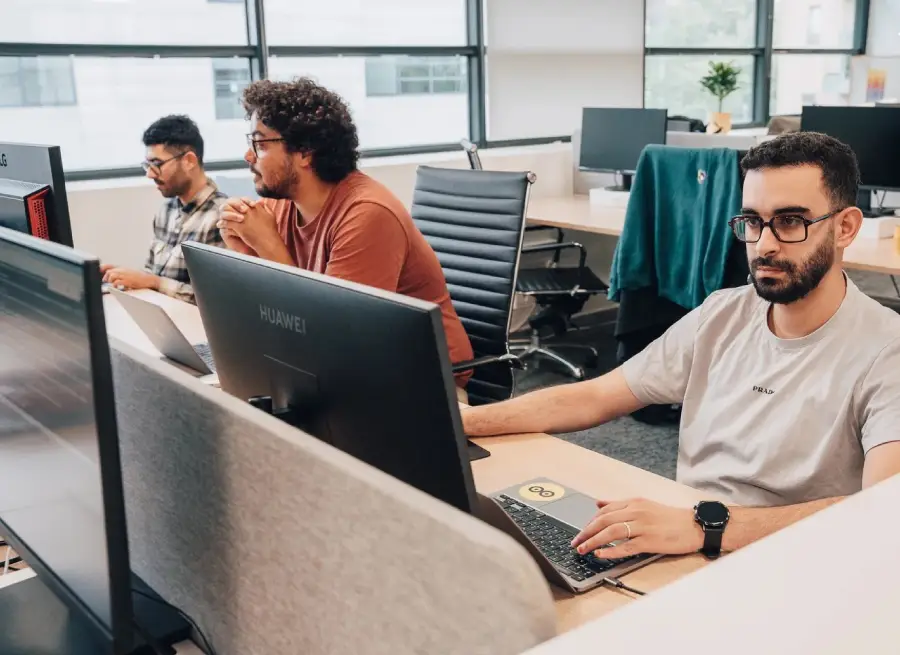 صورة فريق خدمة العملاء